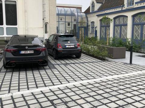 Private parking Golden Tree Hotel in Bruges